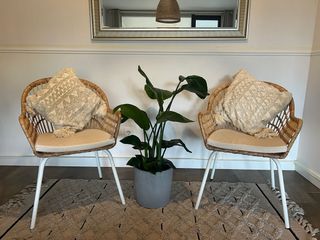 Sillas de ratán con cojín beige