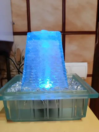 Fuente de agua decorativa azul