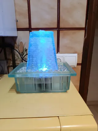 Fuente de agua decorativa azul