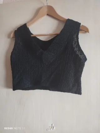 Top negro tirantes escote pico