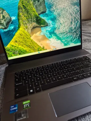 Portátil MSI Creator Z16 A11UE con un diseño elega