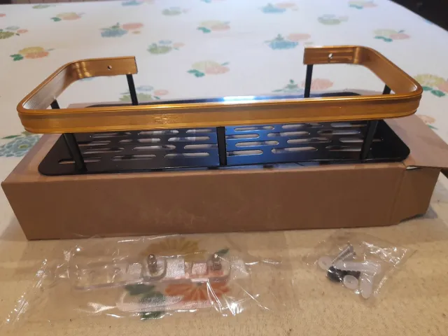 Estantería aluminio baño negra y dorada