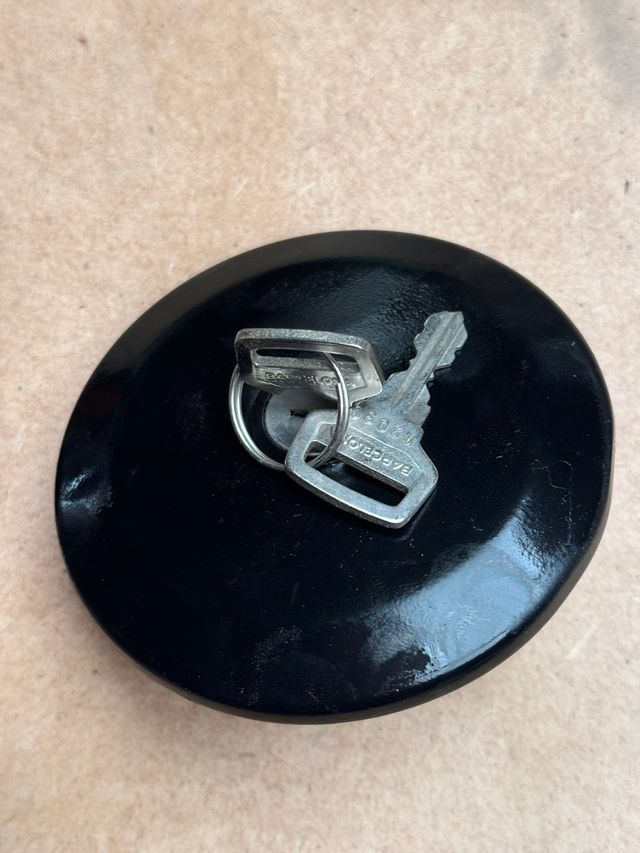 Tapa gasolina con llaves