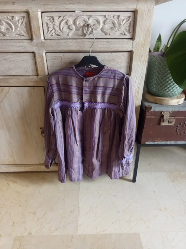 Blusón fallero beige y morado, talla 8 a 10 años.