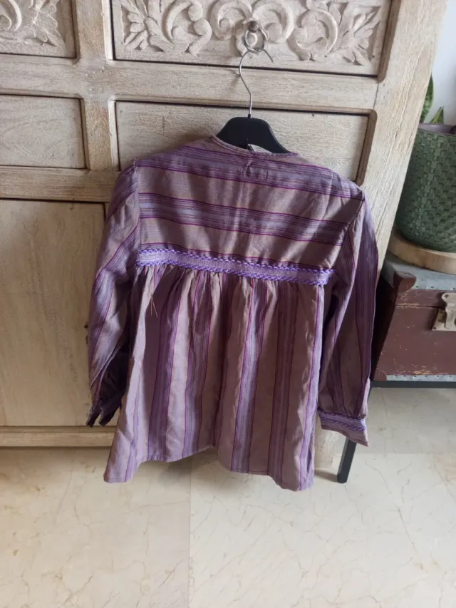 Blusón fallero beige y morado, talla 8 a 10 años.