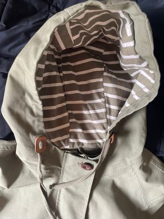 Parka verde con forro de rayas entretiempo 