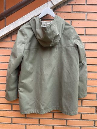 Parka verde con forro de rayas entretiempo 