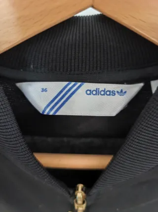 Chaqueta Adidas Negra y Dorada