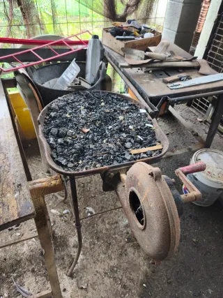 Fragua de hierro fundido con soplador 
