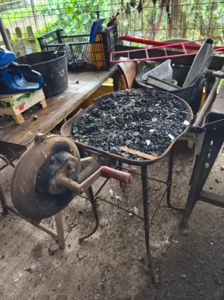 Fragua de hierro fundido con soplador 