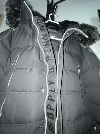 Abrigo Supply & Demand Negro con Capucha