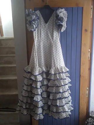 Vestido de flamenca blanco con lunares azules