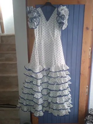 Vestido de flamenca blanco con lunares azules