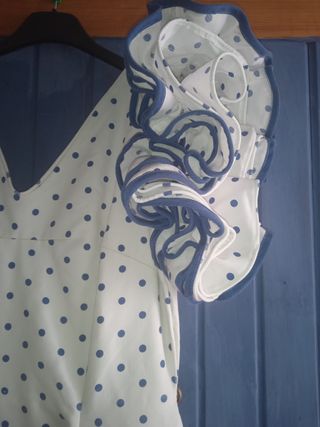Vestido de flamenca blanco con lunares azules