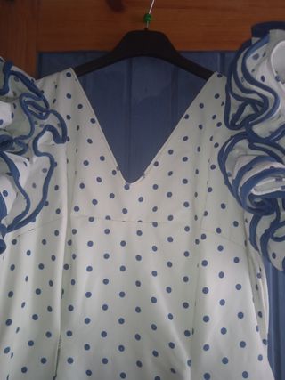 Vestido de flamenca blanco con lunares azules