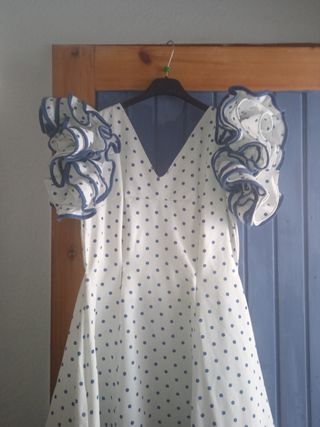 Vestido de flamenca blanco con lunares azules