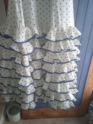 Vestido de flamenca blanco con lunares azules