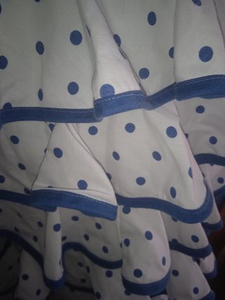 Vestido de flamenca blanco con lunares azules