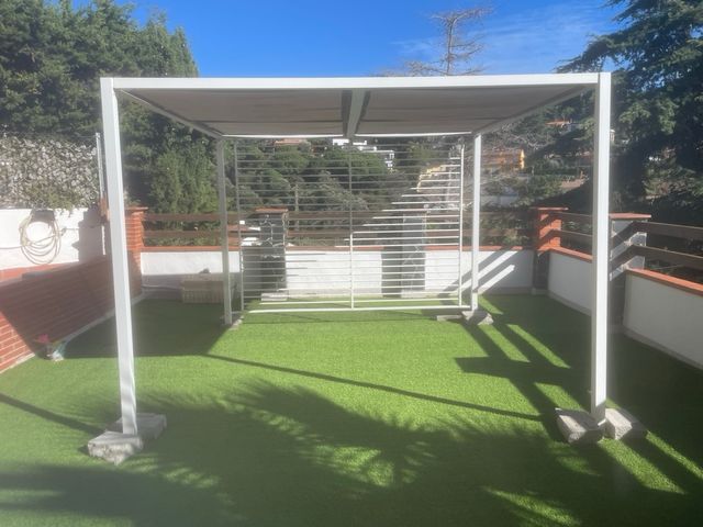 Pabellón metálico blanco