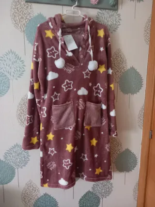 Bata polar con capucha y estrellas