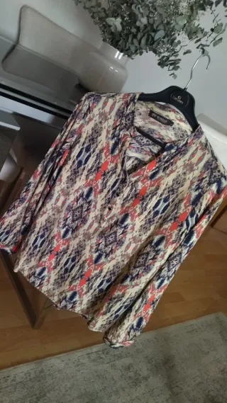 Blusa multicolor.