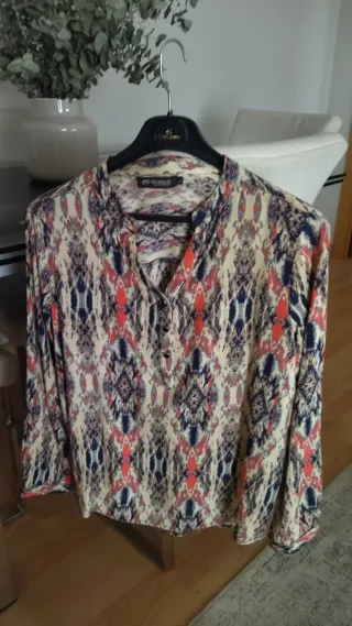 Blusa multicolor.