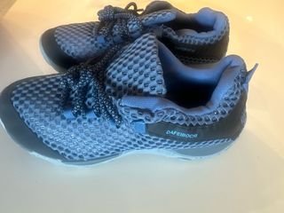 Deportivas azules y negras