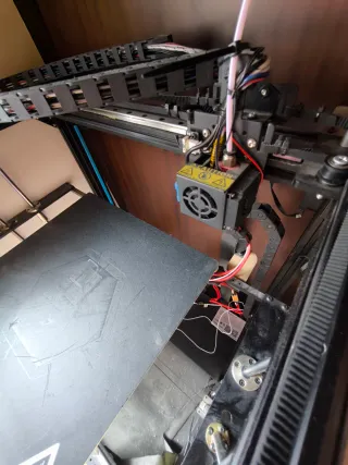 Impresora 3D Negra y Multicolor