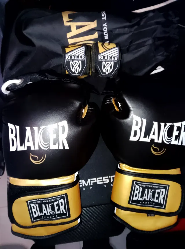 Guantes y vendas de boxeo Blaicer negros y dorados