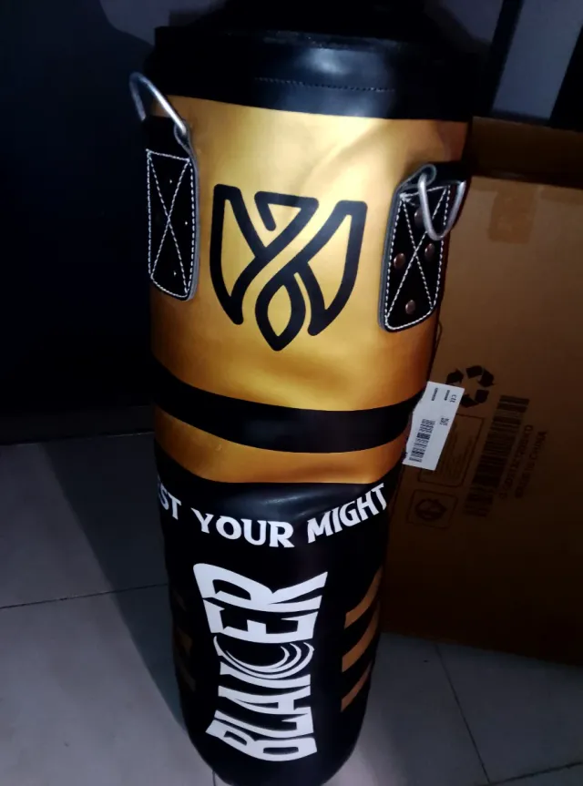 Guantes y vendas de boxeo Blaicer negros y dorados