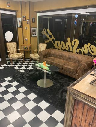 Mobiliario de barbería completo