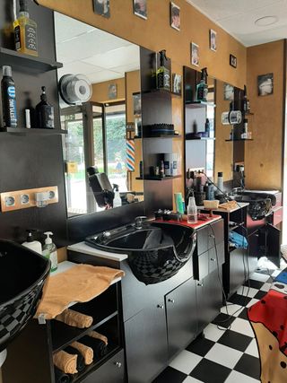 Mobiliario de barbería completo