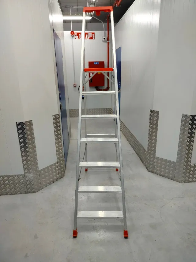 Escalera de aluminio plegable 7 peldañoS