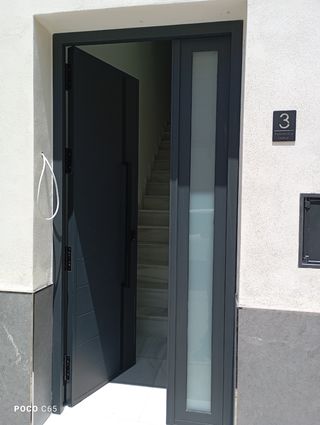 Puerta de calle aluminio gris