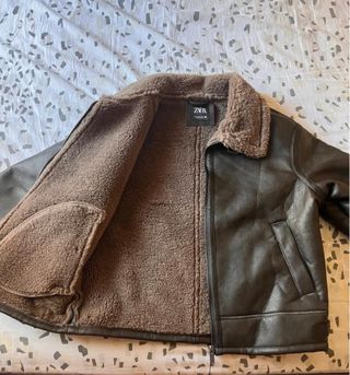 Chaqueta Zara efecto piel con borrego