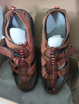 Sandalias de montaña marrones .