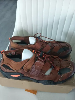 Sandalias de montaña marrones .