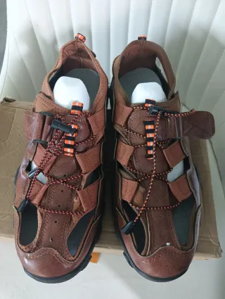 Sandalias de montaña marrones .