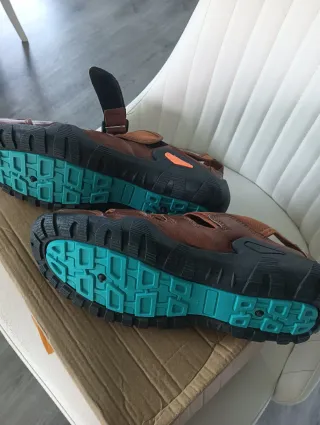 Sandalias de montaña marrones .