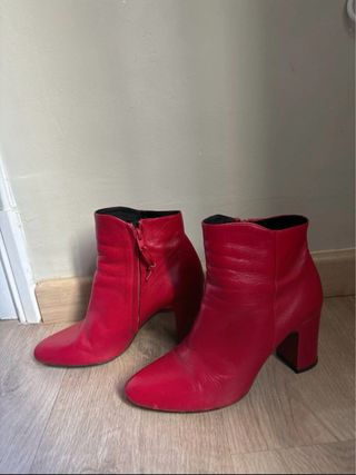 Botines piel roja con cremallera