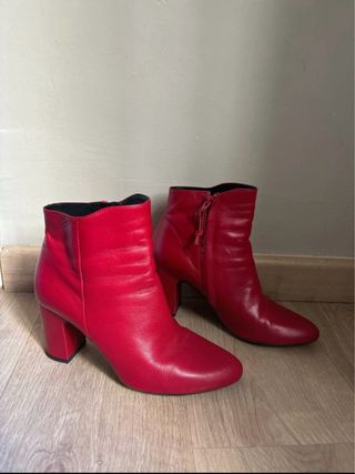 Botines piel roja con cremallera