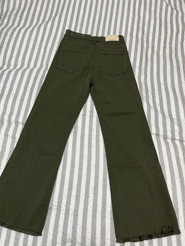 Pantalón verde campana