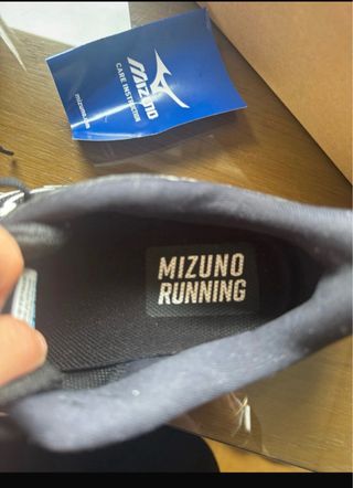 Zapatillas running Mizuno mujer negras y blancas