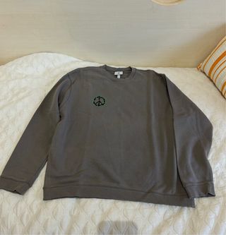 Sudadera H&M gris con estampado de paz