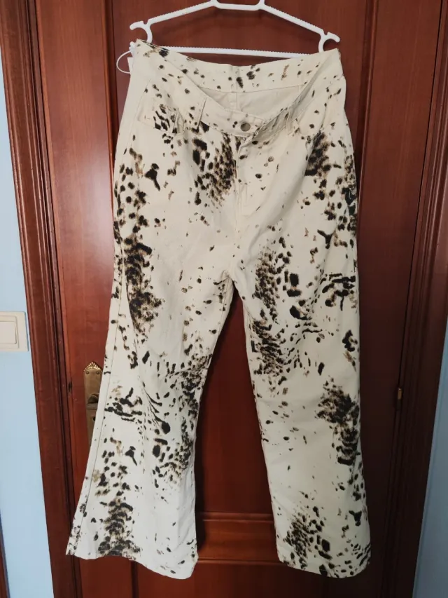 Pantalón vaquero estampado