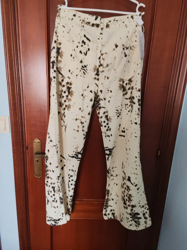 Pantalón vaquero estampado