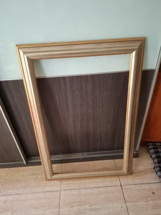 Marco de espejo dorado y madera