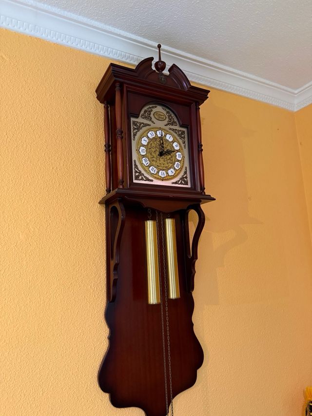 Reloj de pared de madera
