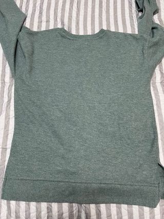 Jersey verde manga larga con una pequeña abertura