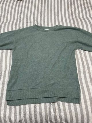 Jersey verde manga larga con una pequeña abertura